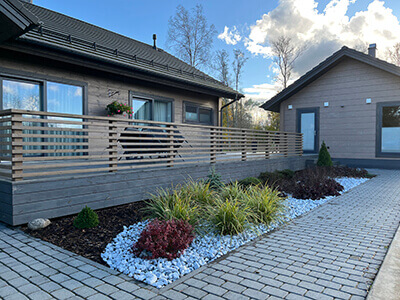 Kahe kattematerjaliga terrassi esine istutusala.