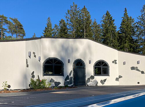 Saun ja külalistemaja eraaias.