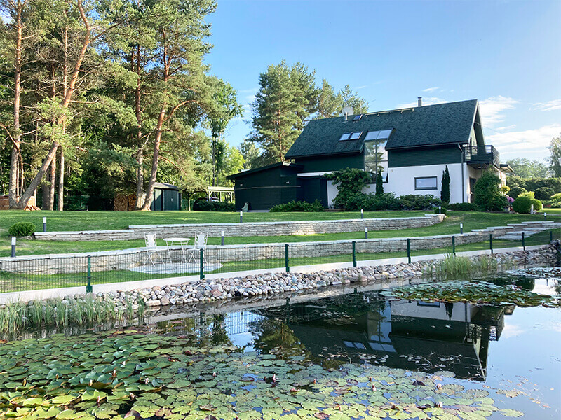 Astmeline tugimüüridega tiigi kallas.