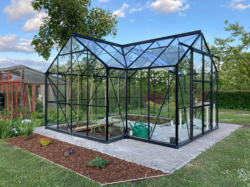 T-kujuline mitmefunktsiooniline kasvuhoone.