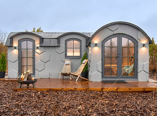 Valmiselamud ja külalistemajad.