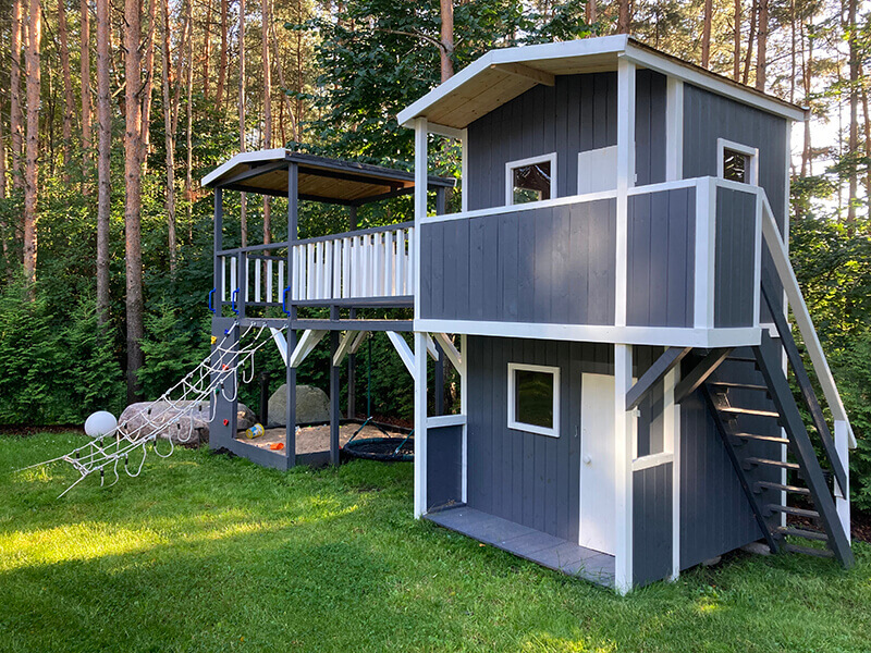 Kahekorruseline laste mängumaja.