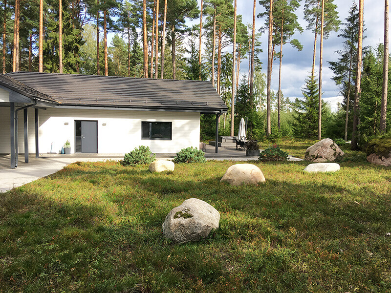 Samblamati kasutamine hooldusvabas aias.