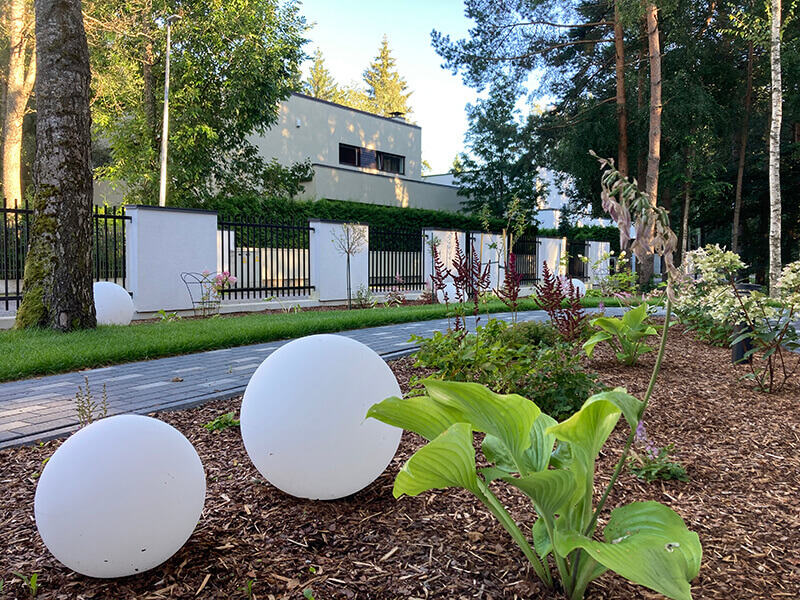 Erineva läbimõõduga aiavalgustid istutusaladel.