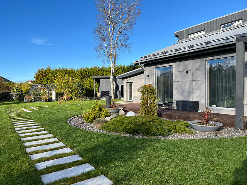 Astekividest jalgrada eramu aias.